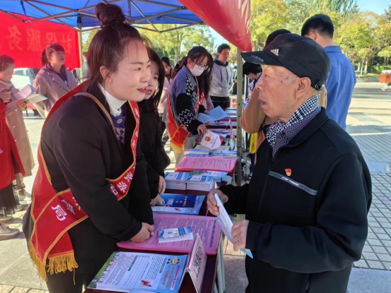 服务“四进”政策应送尽送 宣传“小分队”边走边讲——嘉峪关市人社局“社保服务进万家”活动侧记
